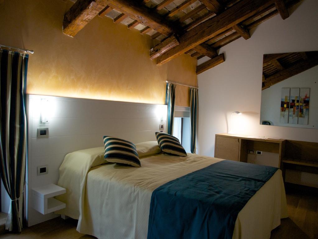 Villa Butussi - L'Ospitalita Del Vino Corno di Rosazzo Rom bilde